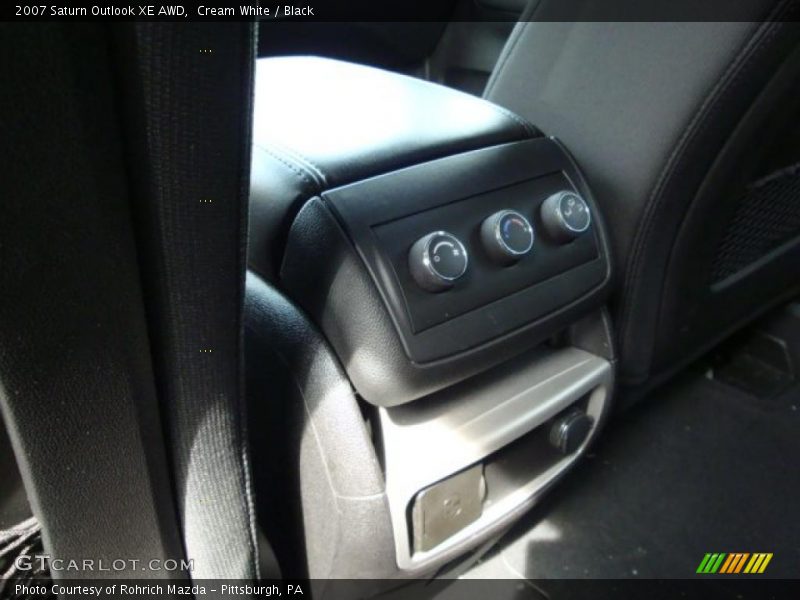 Cream White / Black 2007 Saturn Outlook XE AWD