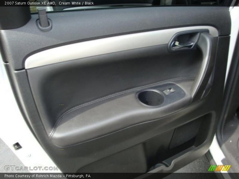 Cream White / Black 2007 Saturn Outlook XE AWD