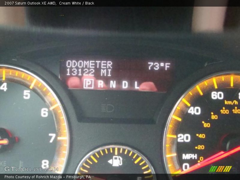 Cream White / Black 2007 Saturn Outlook XE AWD