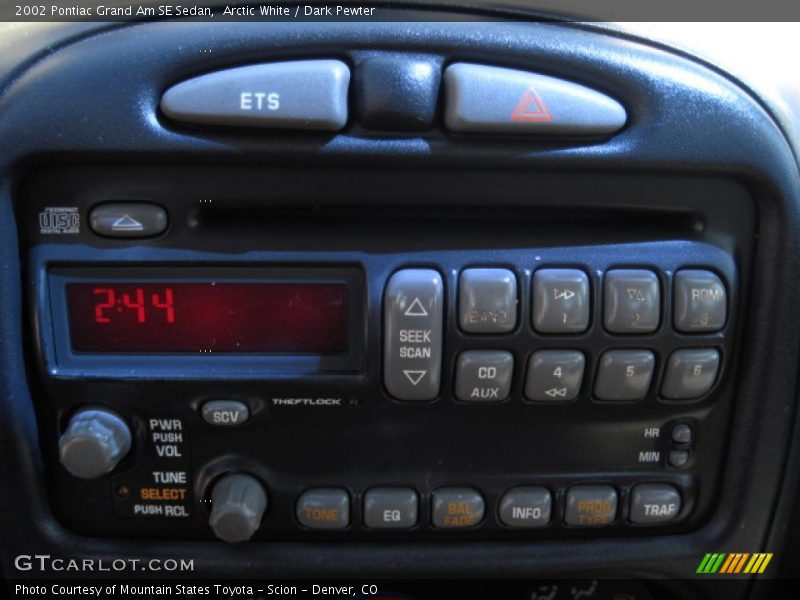 Arctic White / Dark Pewter 2002 Pontiac Grand Am SE Sedan