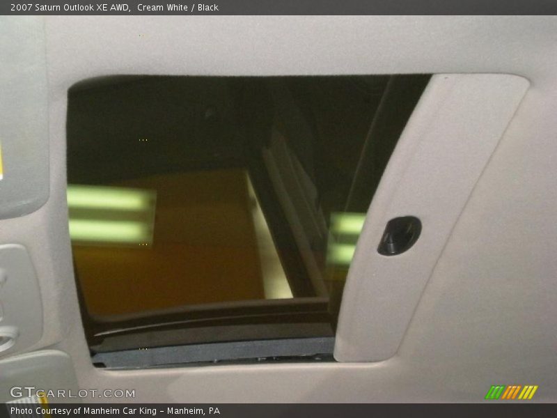 Cream White / Black 2007 Saturn Outlook XE AWD