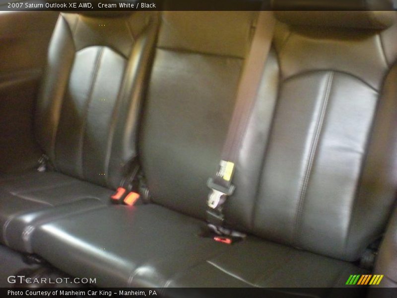 Cream White / Black 2007 Saturn Outlook XE AWD