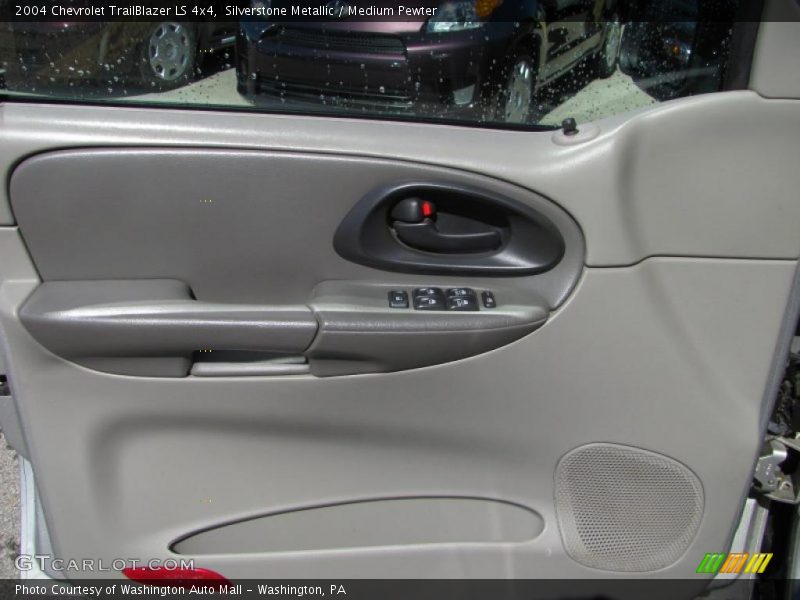 Silverstone Metallic / Medium Pewter 2004 Chevrolet TrailBlazer LS 4x4