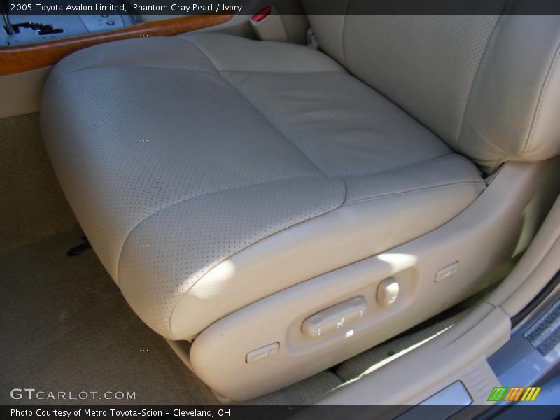 Phantom Gray Pearl / Ivory 2005 Toyota Avalon Limited