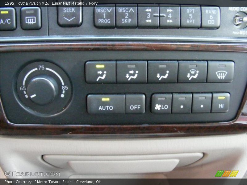 Lunar Mist Metallic / Ivory 1999 Toyota Avalon XLS