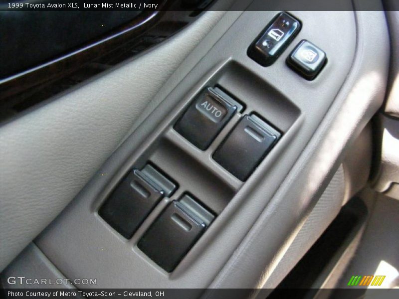 Lunar Mist Metallic / Ivory 1999 Toyota Avalon XLS