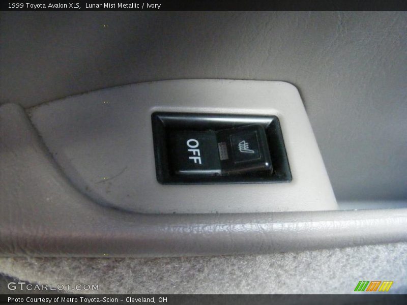 Lunar Mist Metallic / Ivory 1999 Toyota Avalon XLS