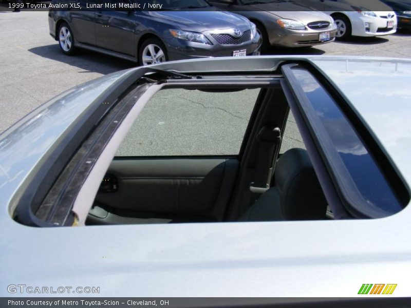 Lunar Mist Metallic / Ivory 1999 Toyota Avalon XLS