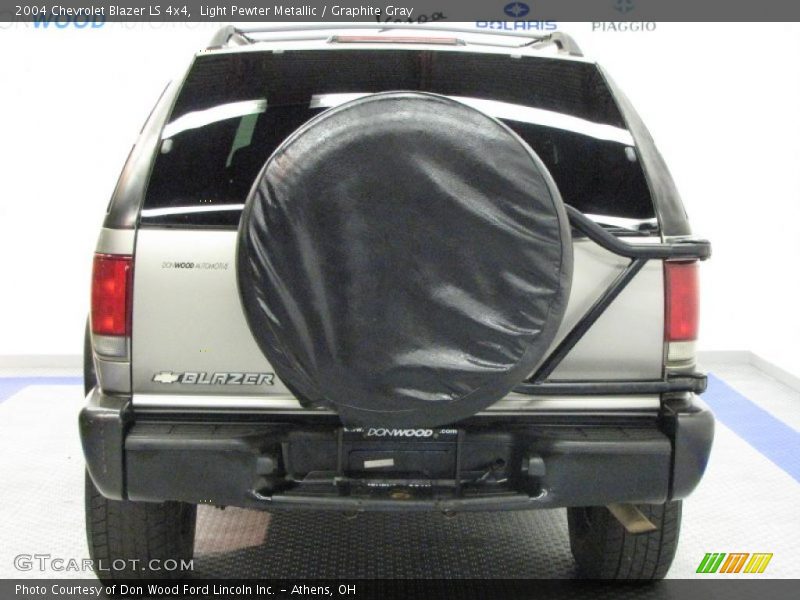 Light Pewter Metallic / Graphite Gray 2004 Chevrolet Blazer LS 4x4
