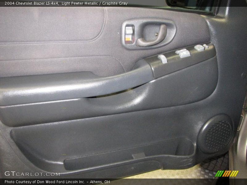 Light Pewter Metallic / Graphite Gray 2004 Chevrolet Blazer LS 4x4