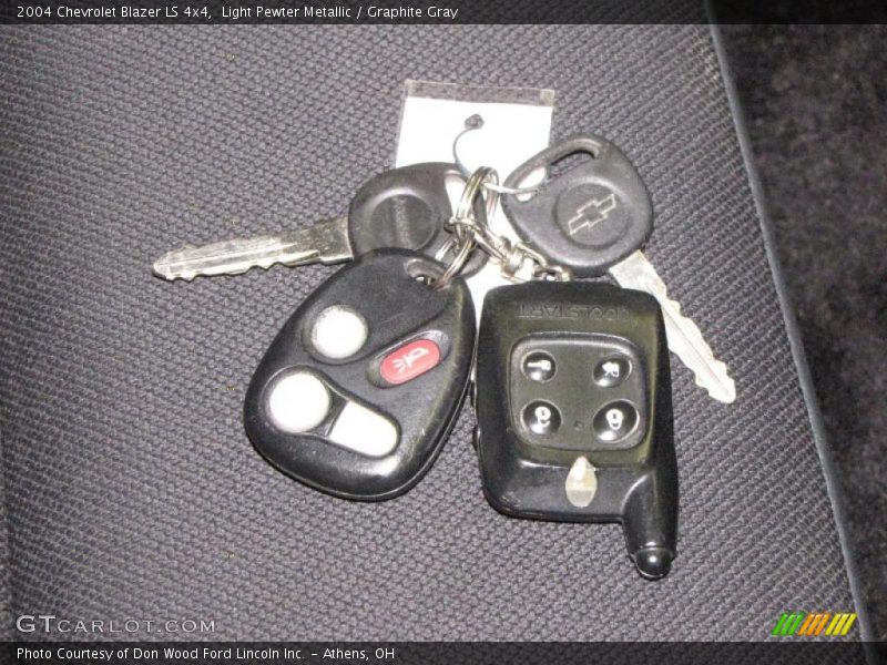 Light Pewter Metallic / Graphite Gray 2004 Chevrolet Blazer LS 4x4