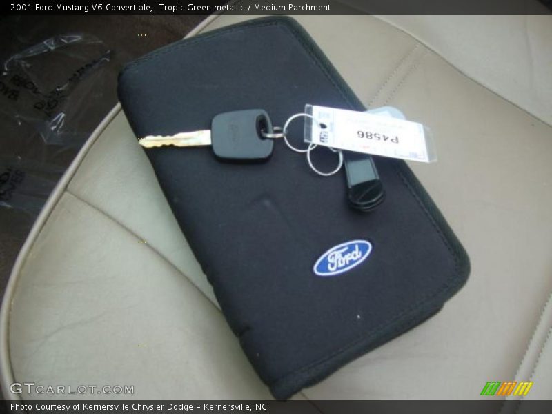 Tropic Green metallic / Medium Parchment 2001 Ford Mustang V6 Convertible