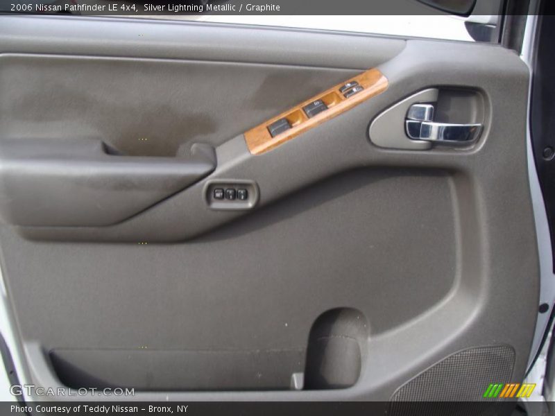 Silver Lightning Metallic / Graphite 2006 Nissan Pathfinder LE 4x4