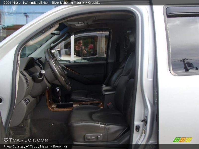 Silver Lightning Metallic / Graphite 2006 Nissan Pathfinder LE 4x4