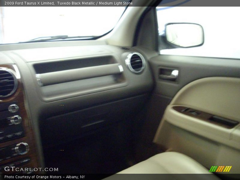 Tuxedo Black Metallic / Medium Light Stone 2009 Ford Taurus X Limited