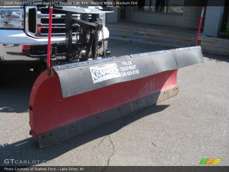 Oxford White / Medium Flint 2006 Ford F350 Super Duty XLT Regular Cab 4x4