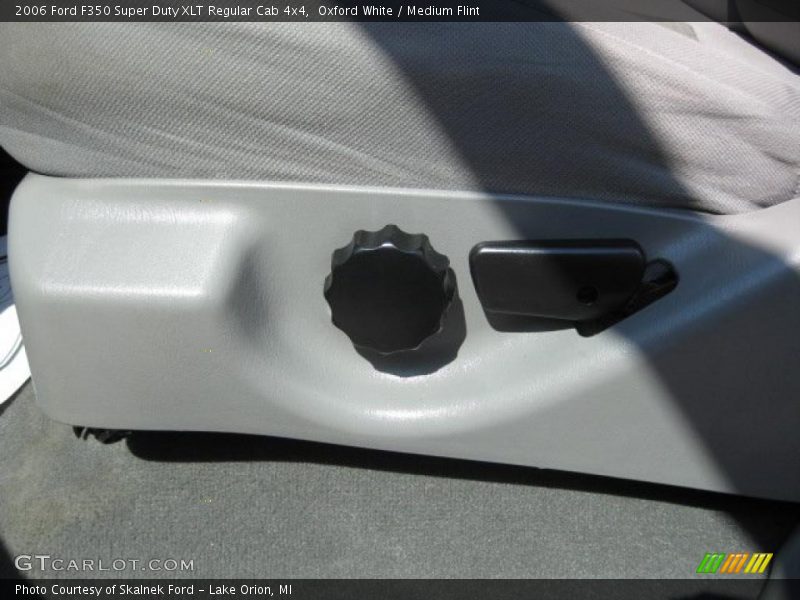 Oxford White / Medium Flint 2006 Ford F350 Super Duty XLT Regular Cab 4x4