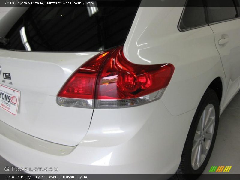 Blizzard White Pearl / Ivory 2010 Toyota Venza I4