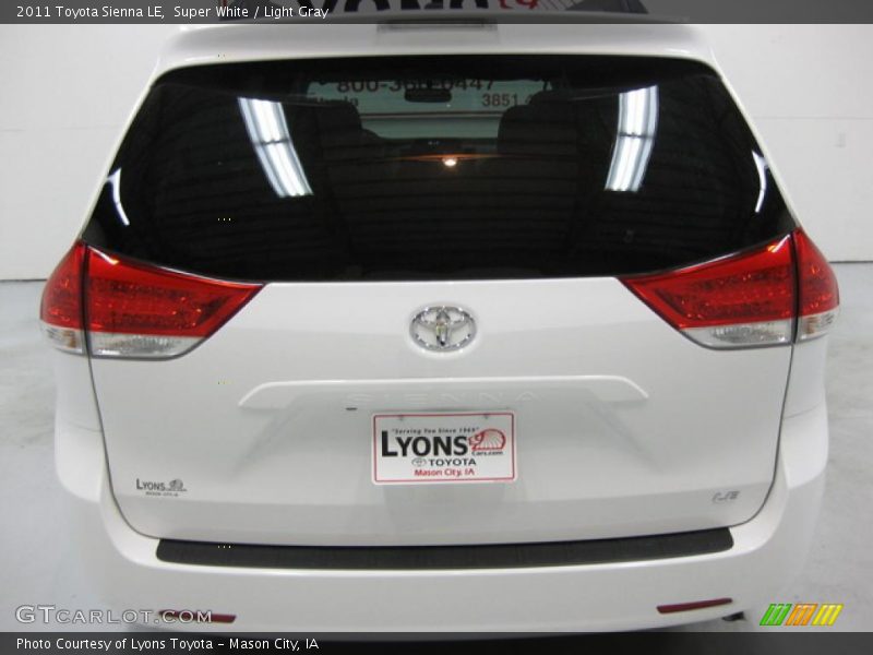 Super White / Light Gray 2011 Toyota Sienna LE