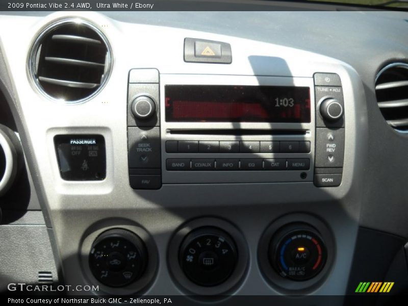 Ultra White / Ebony 2009 Pontiac Vibe 2.4 AWD