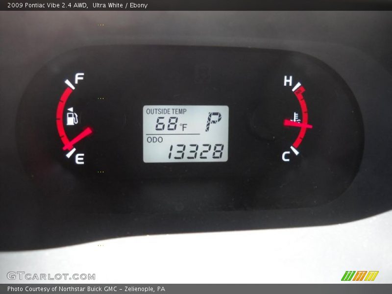 Ultra White / Ebony 2009 Pontiac Vibe 2.4 AWD