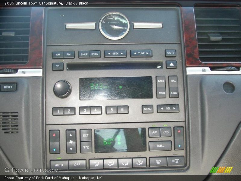 Black / Black 2006 Lincoln Town Car Signature