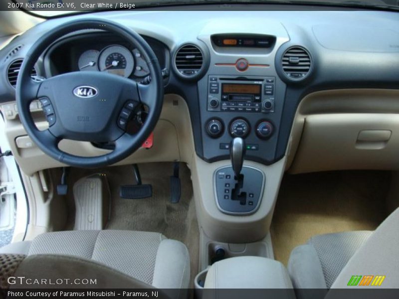 Clear White / Beige 2007 Kia Rondo EX V6