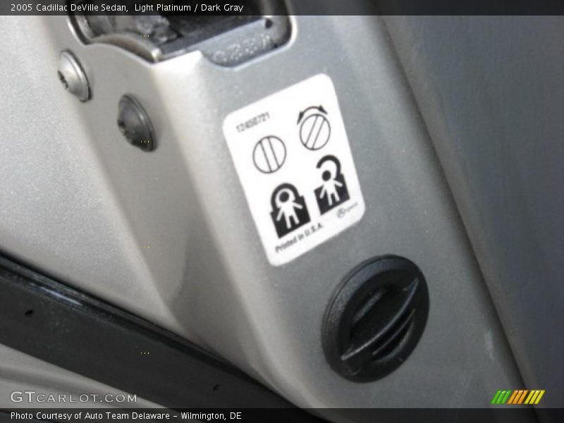 Light Platinum / Dark Gray 2005 Cadillac DeVille Sedan