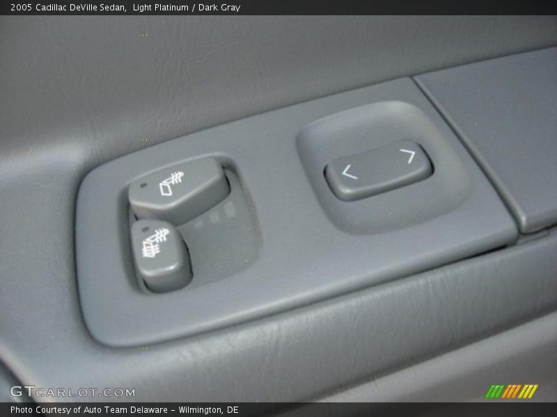 Light Platinum / Dark Gray 2005 Cadillac DeVille Sedan