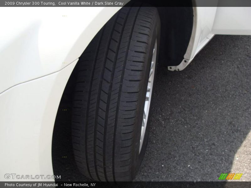 Cool Vanilla White / Dark Slate Gray 2009 Chrysler 300 Touring