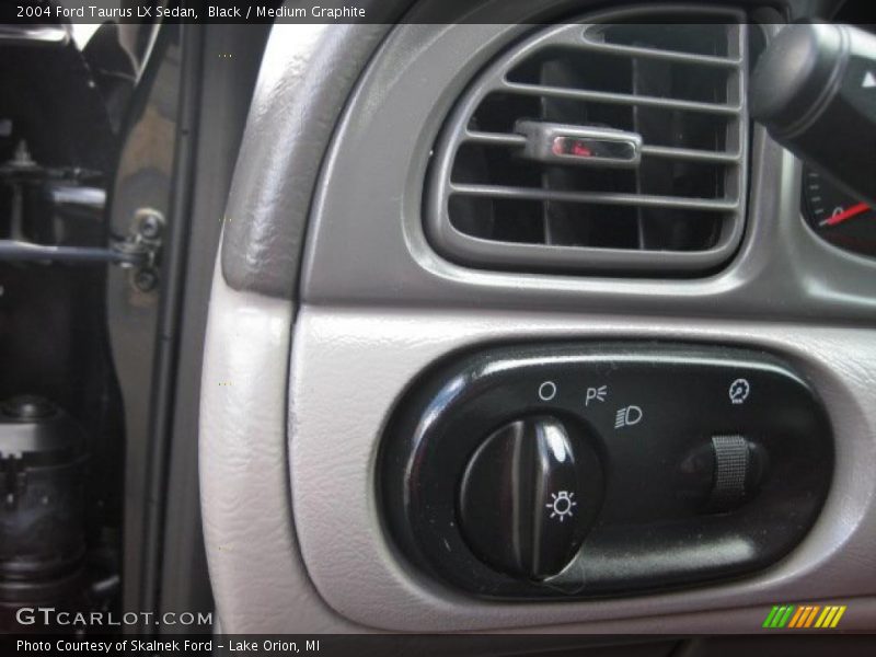 Black / Medium Graphite 2004 Ford Taurus LX Sedan