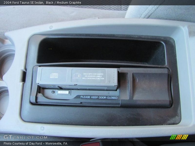 Black / Medium Graphite 2004 Ford Taurus SE Sedan