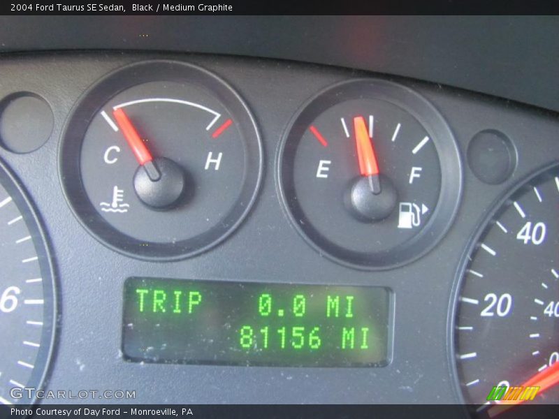 Black / Medium Graphite 2004 Ford Taurus SE Sedan