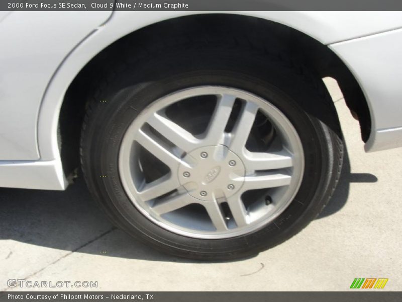 Cloud 9 White / Medium Graphite 2000 Ford Focus SE Sedan