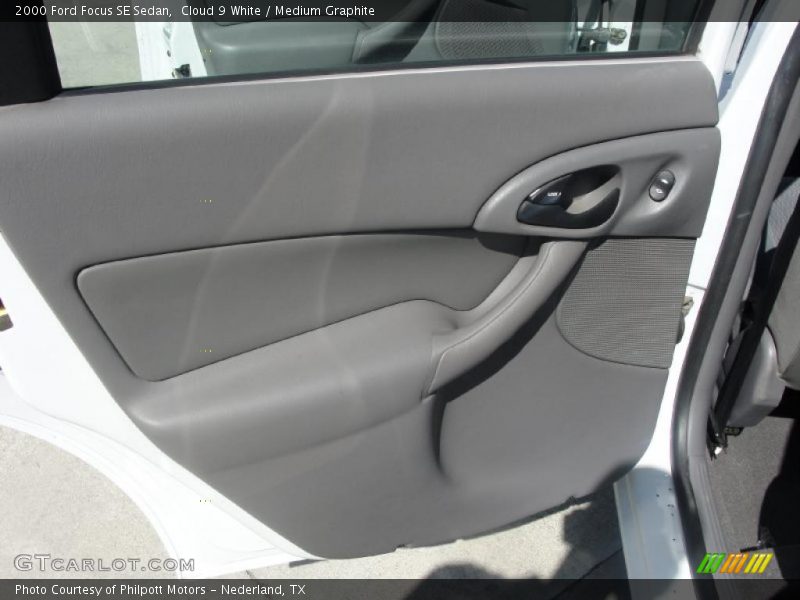 Cloud 9 White / Medium Graphite 2000 Ford Focus SE Sedan