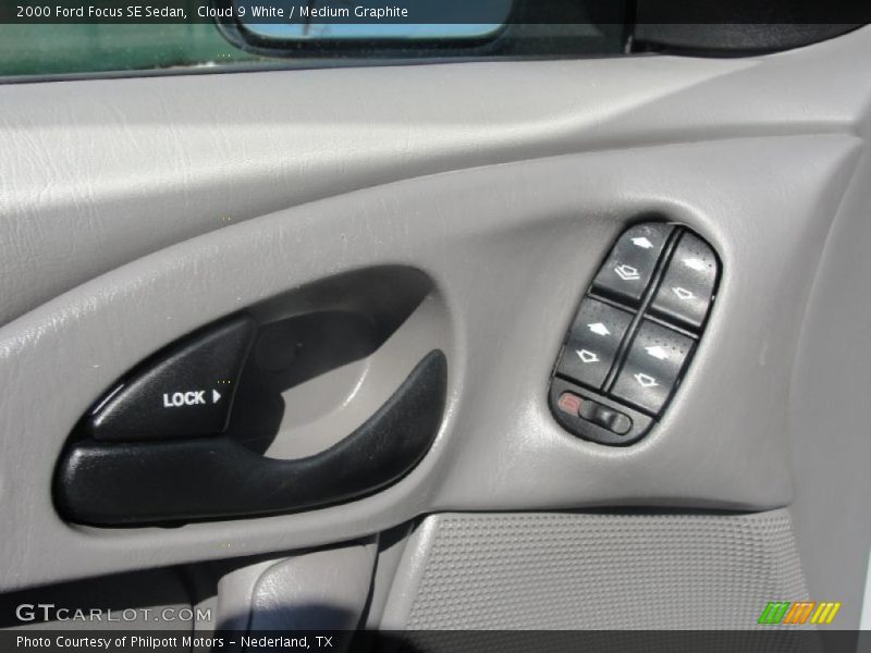 Cloud 9 White / Medium Graphite 2000 Ford Focus SE Sedan