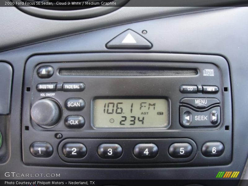 Cloud 9 White / Medium Graphite 2000 Ford Focus SE Sedan