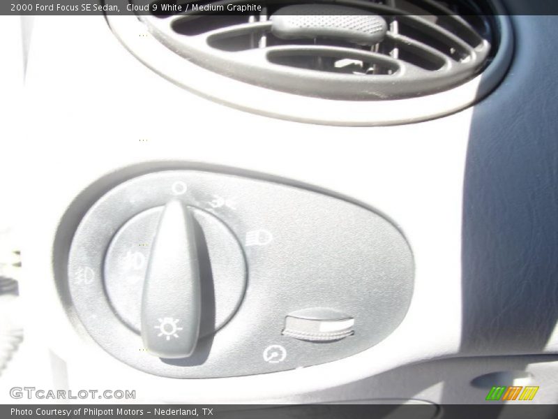 Cloud 9 White / Medium Graphite 2000 Ford Focus SE Sedan
