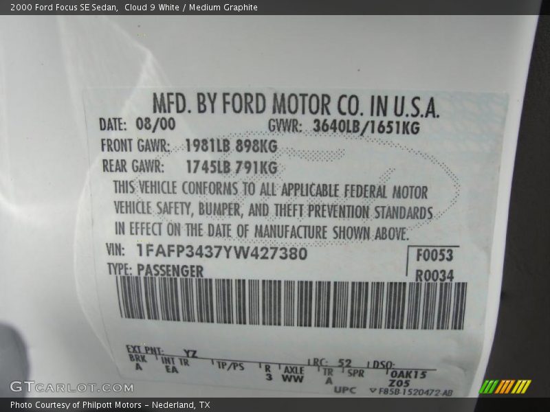 Cloud 9 White / Medium Graphite 2000 Ford Focus SE Sedan