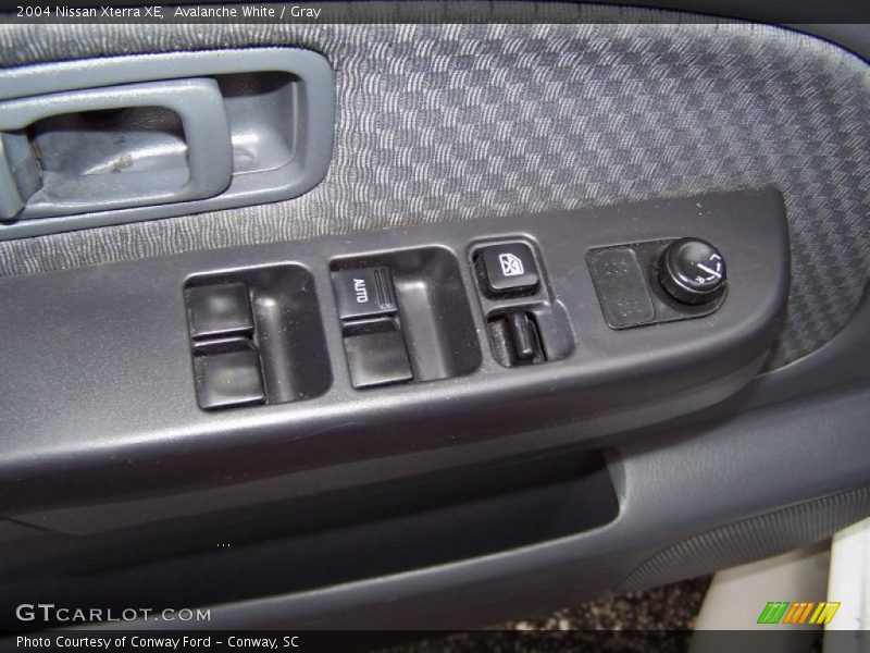 Avalanche White / Gray 2004 Nissan Xterra XE