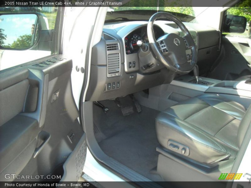 White / Graphite/Titanium 2005 Nissan Titan LE Crew Cab 4x4