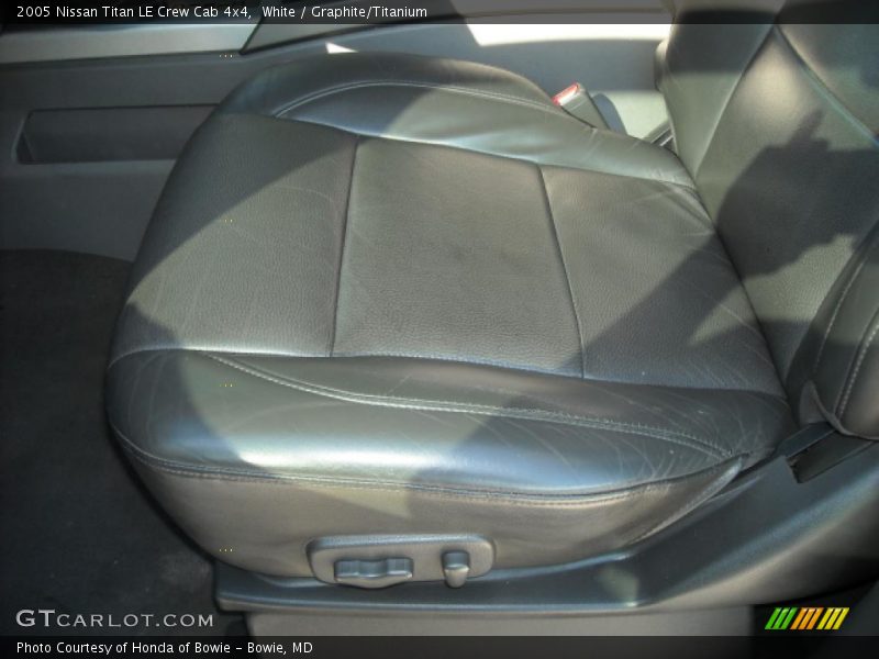 White / Graphite/Titanium 2005 Nissan Titan LE Crew Cab 4x4