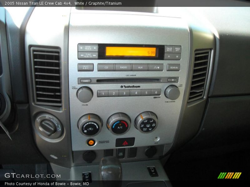 White / Graphite/Titanium 2005 Nissan Titan LE Crew Cab 4x4