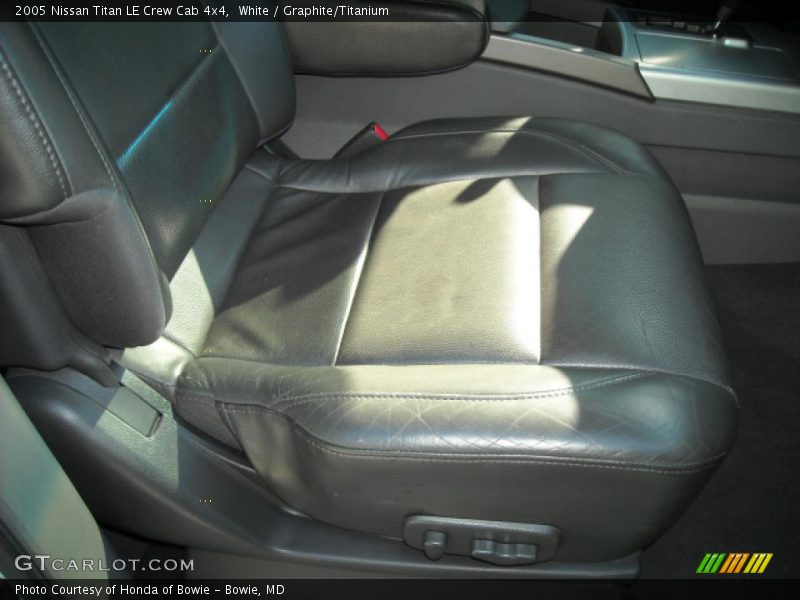 White / Graphite/Titanium 2005 Nissan Titan LE Crew Cab 4x4