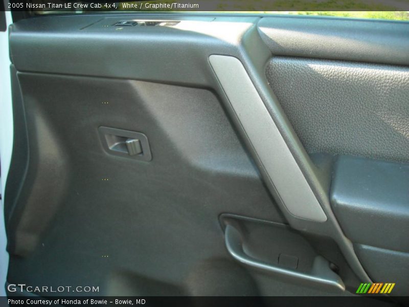 White / Graphite/Titanium 2005 Nissan Titan LE Crew Cab 4x4