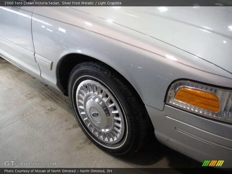 Silver Frost Metallic / Light Graphite 2000 Ford Crown Victoria Sedan