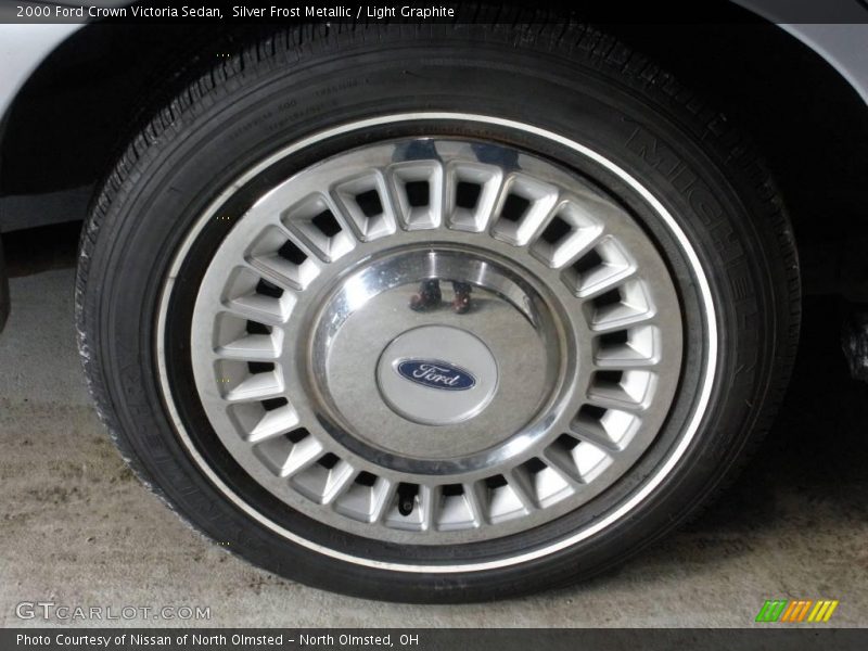Silver Frost Metallic / Light Graphite 2000 Ford Crown Victoria Sedan