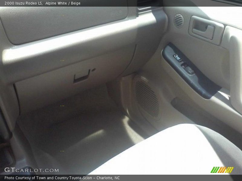 Alpine White / Beige 2000 Isuzu Rodeo LS