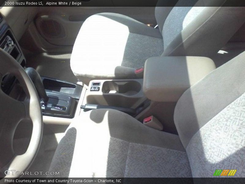 Alpine White / Beige 2000 Isuzu Rodeo LS