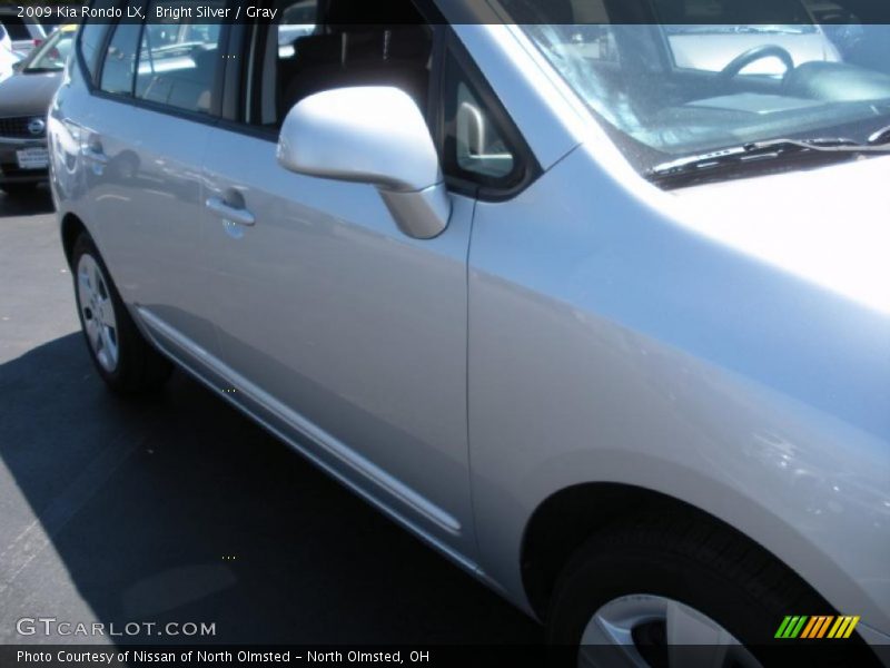 Bright Silver / Gray 2009 Kia Rondo LX